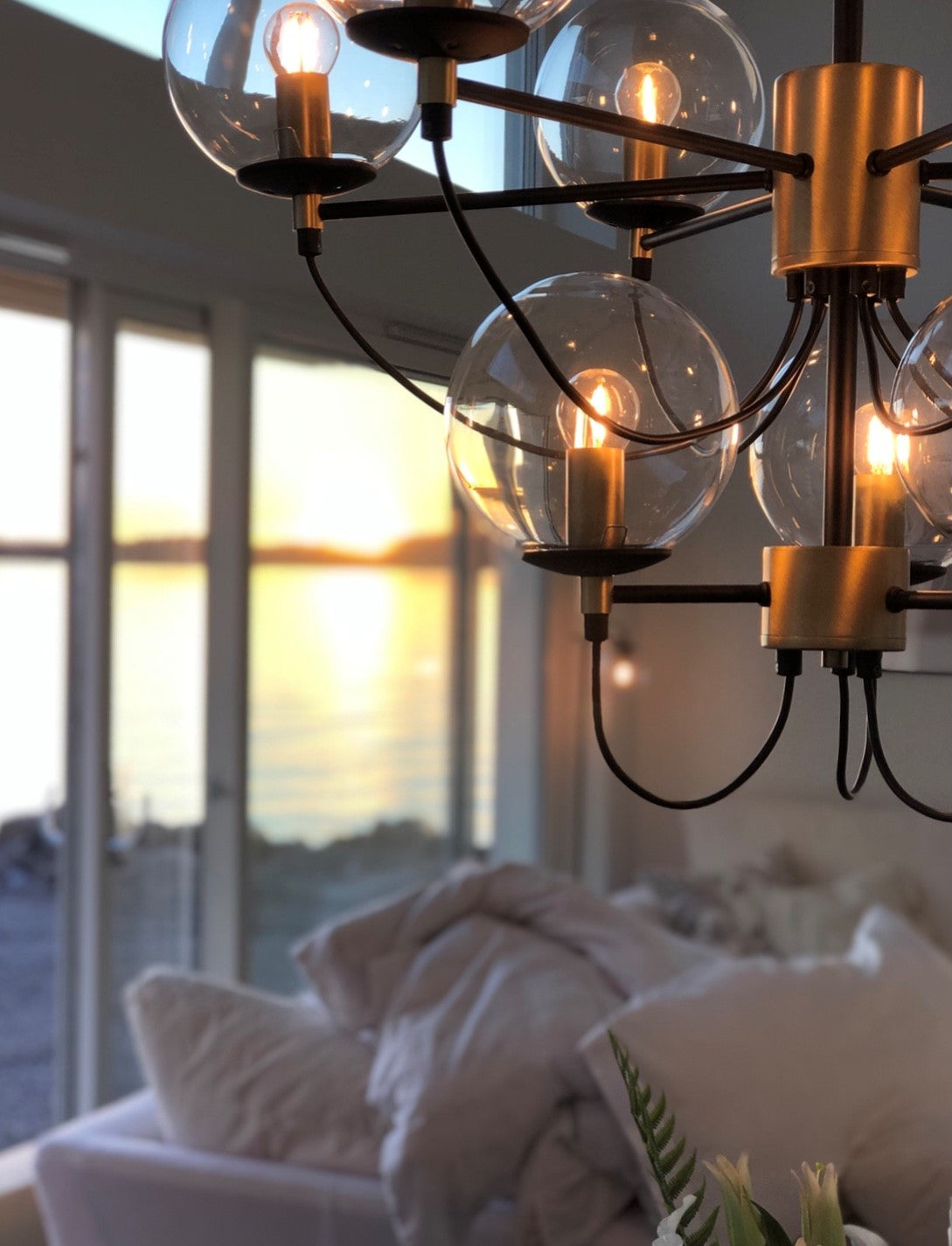 stor taklampa i mässing och svart färg