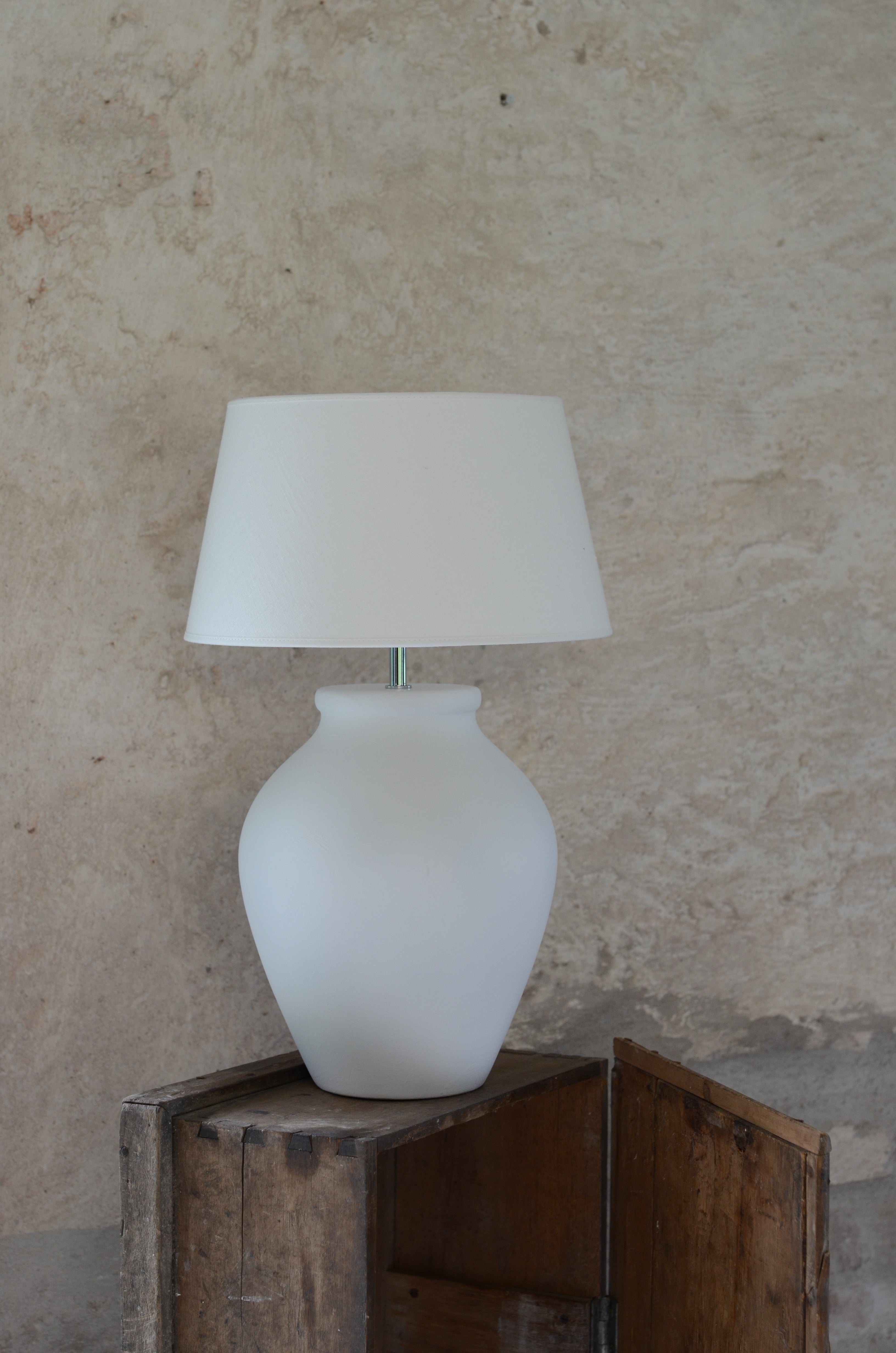 vit bordslampa med vit lampskärm