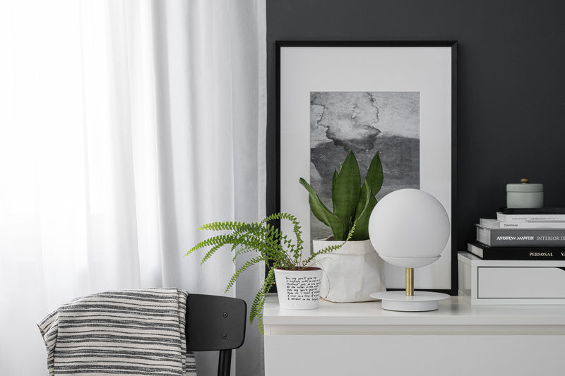 PLAAT ST BORDSLAMPA VIT/GULD