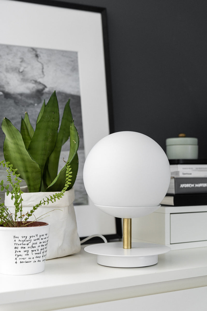 PLAAT ST BORDSLAMPA VIT/GULD